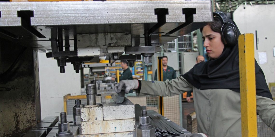 نوسانات بازار صنعتی؛ رونق تولید با هشدار فشار بر مصرفکننده