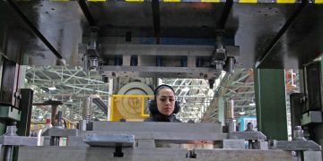 نرخ رشد اقتصاد نیمه اول امسال با نفت 0.1 و بدون نفت منفی 0.5 درصد شد